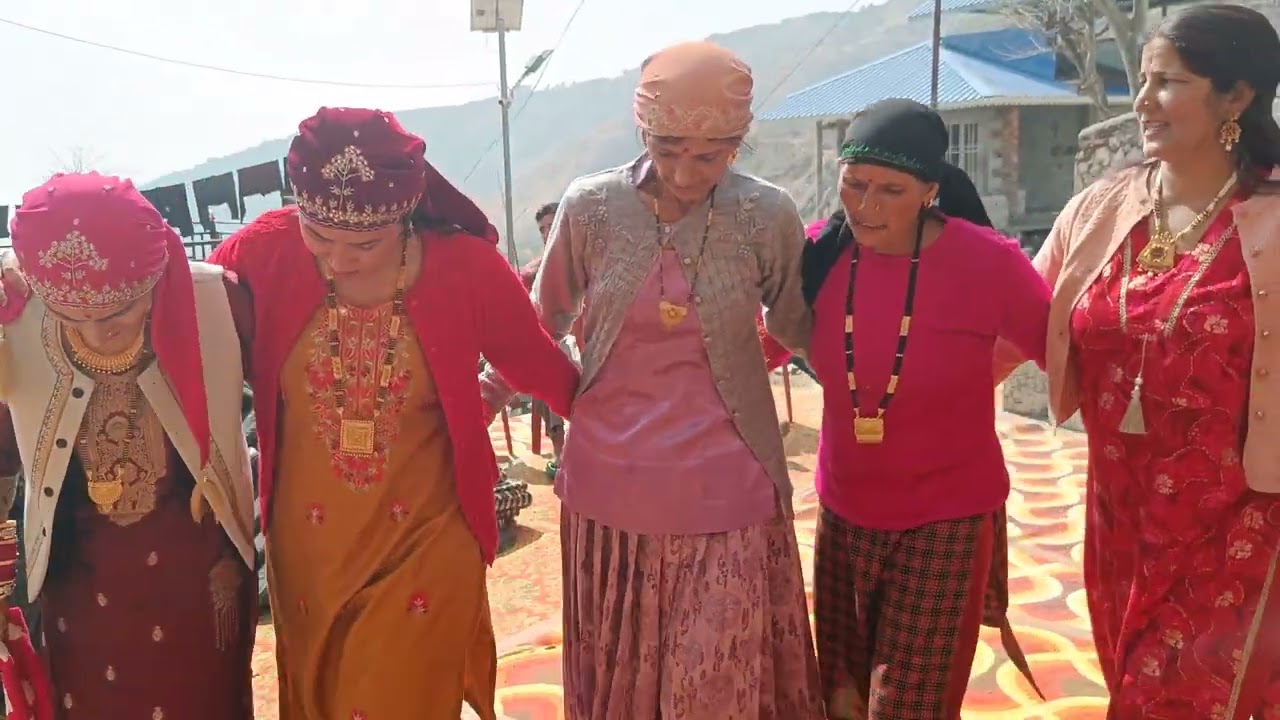 पहाड़ी जबर्दस्त हारूल डांस 🤗😍 दुल्हन का सुंदर नृत्य #minivlog #newvlog #पहाड़ीडांस 