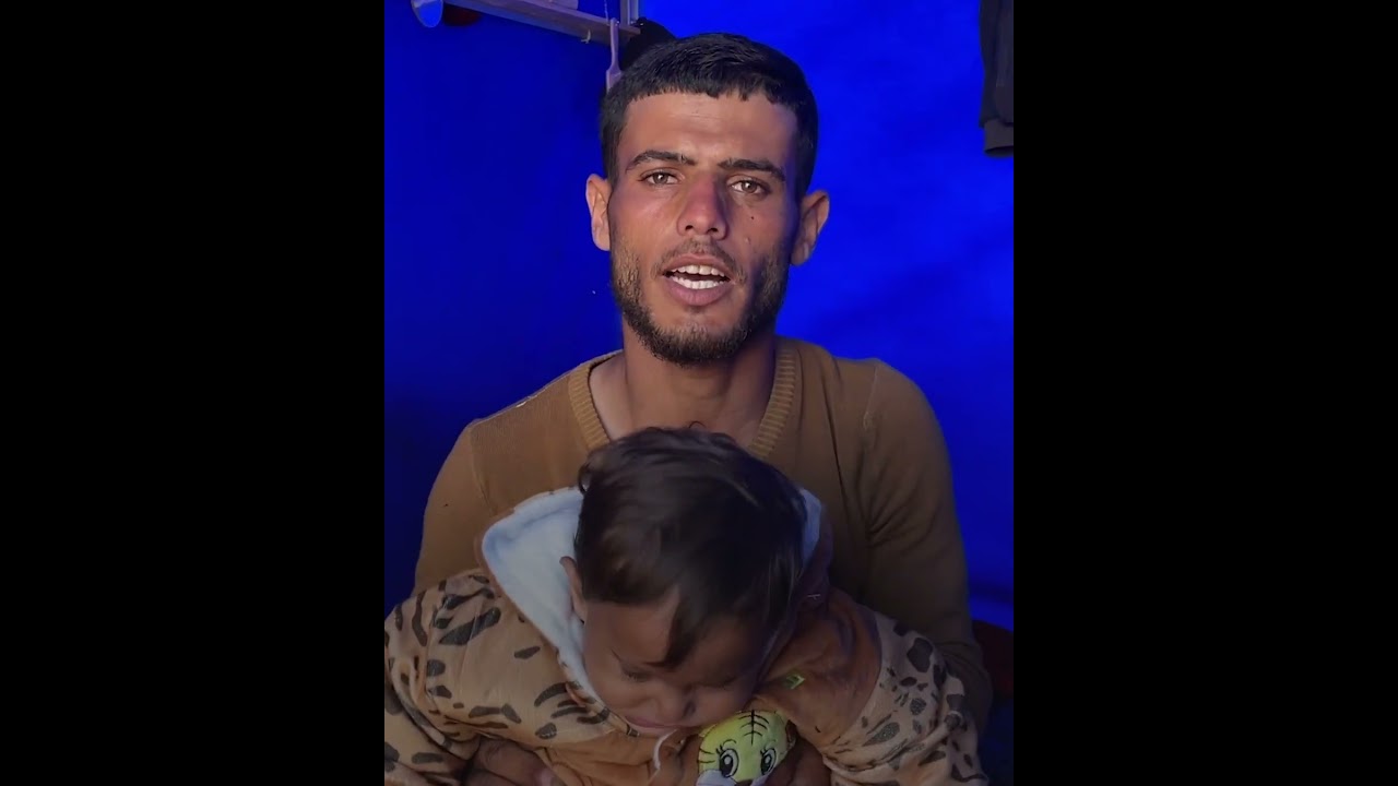 تُربيه جارته الستينية.. رضيع فقد أمه وخرج بمعجزة من تحت الأنقاض في غزة
