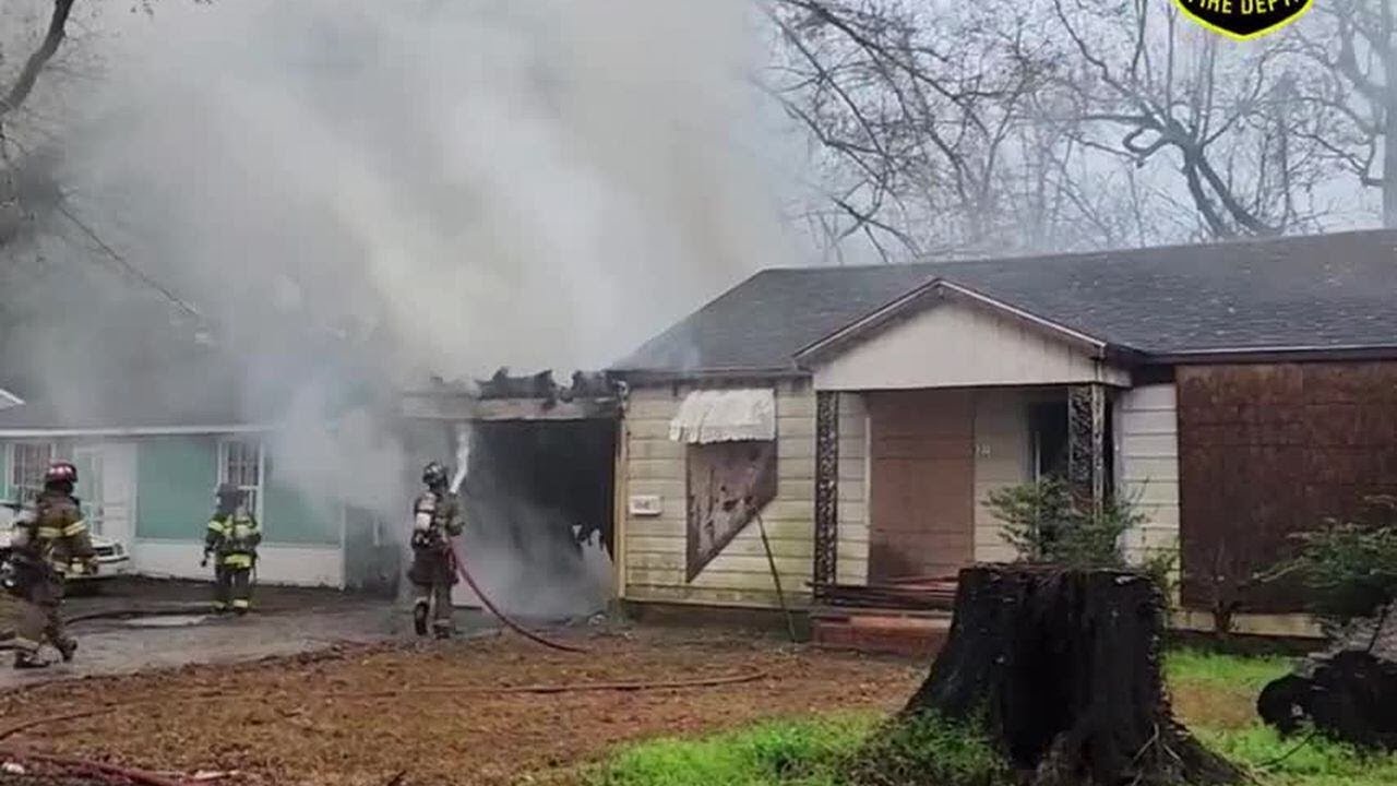 Firefighters respond to vacant house fire - YouTube