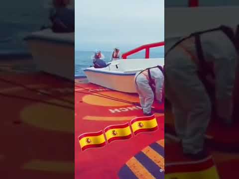 شاهد وصول حراقة جزائريين من وهران الى اسبانيا بعد انقاذهم من طرف البحرية الاسبانية 2022 