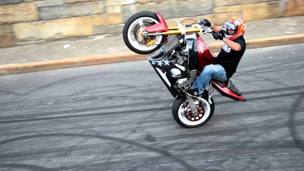 GSXR 12 o clock wheelie 1080p - YouTube