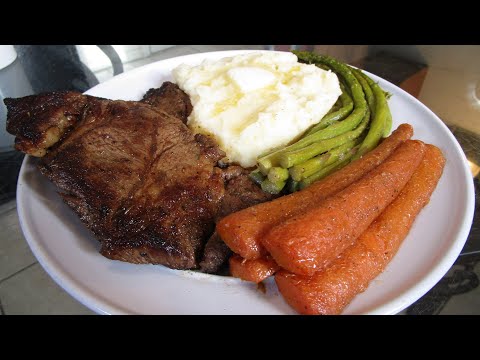 top-sirloin-steak-with-mashed-potatoes,-asparagus-and-carrots