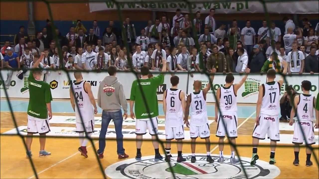 Doping kibiców Legii na meczu koszykówki z Polonią