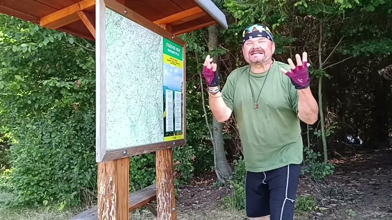 Bicyklom na hrad Uhrovec.