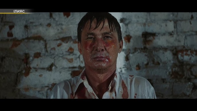 Жыныс мүшесі босаңсыған күйде сезімтал Балапанның өзіне тік тігіп жатқан үлкен пландағы порно фотосы