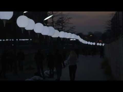 Video till Berlinmuren uppbyggd med lysande ballonglampor