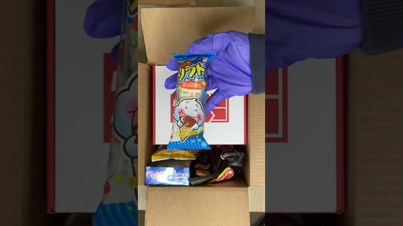 Packing your subscription box order with some extra freebies ❤️ 