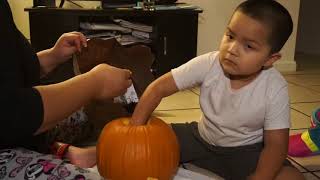FIRST TIME Carving PUMPKINS WITH KIDS !! VLOG OH WEEN 2017 (GONE WRONG) First Time Carving Pumpkins Halloween 2017