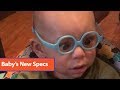 Vídeo: Bebê experimenta primeiro par de óculos e tem a melhor reação ao enxergar o rosto dos pais pela primeira vez