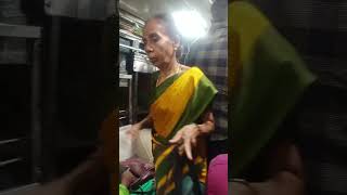 Красивый Народ В Музыкальном Индийском Городском Автобусе