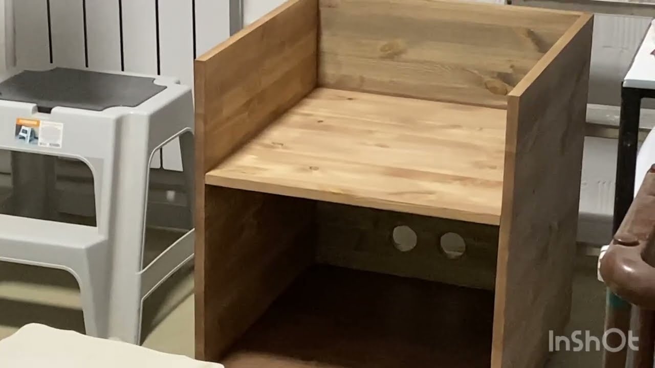 08.03.26. Два трёхметровых мебельных щита распилены на детали и собрана одна тумбочка. Лакирую их. 