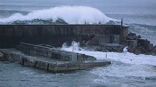 ola de más de diez metros rompiendo en el dique de abrigo de Malpica de Bergantiños.Coruña