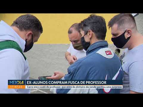 Ex-alunos compram fusca de professor, que passava por dificuldade financeira