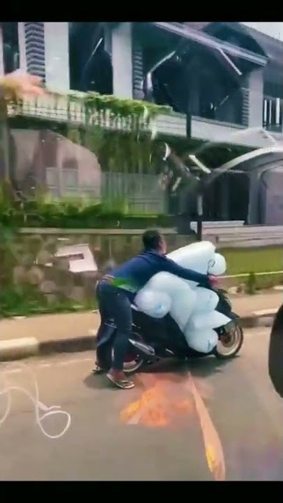 Aksi Pengendara Motor Bawa Es Batu 💪👍 #shorts