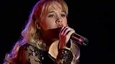 Carrie Underwood sings at 14 years old