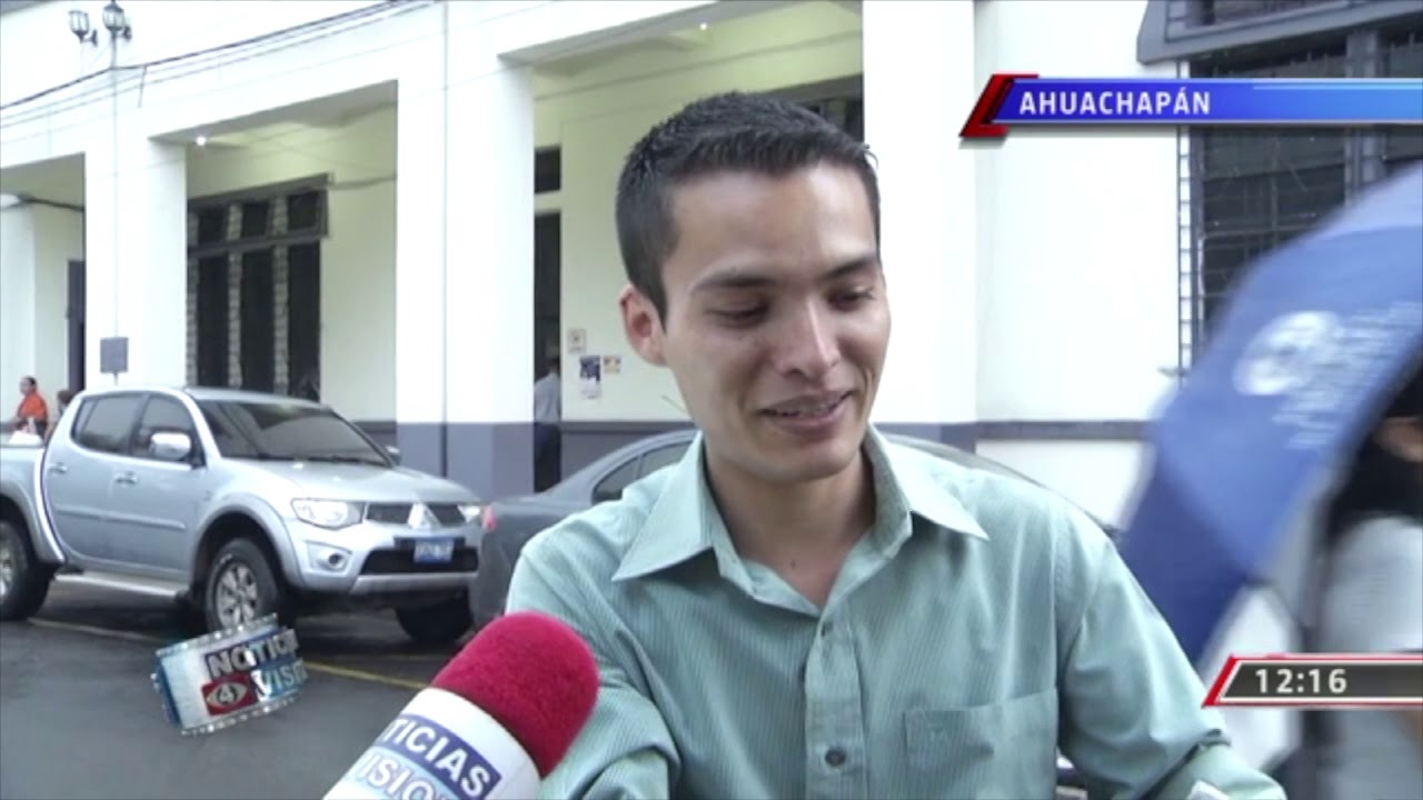 Vendedor de cocos invento una forma de hacer más sencillo su trabajo