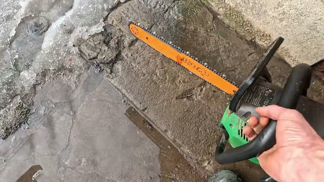 Як швидше та легше порізати дрібні дрова (підставка для бензопели)