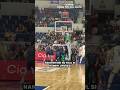 Nanghihingi ng foul si Robert Upshaw