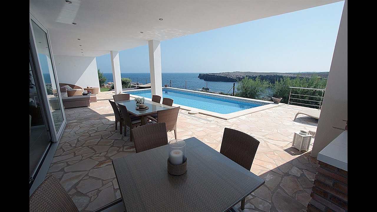 Menorca: Chalet de diseño en primera línea de mar I/II