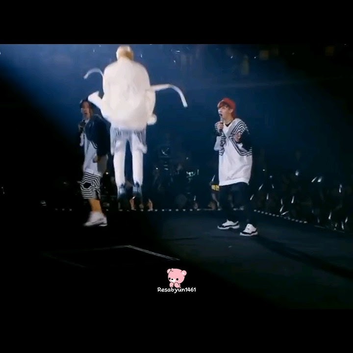 #EXO Baekhyun and Chanyeol were shocked by Tao's sudden appearance