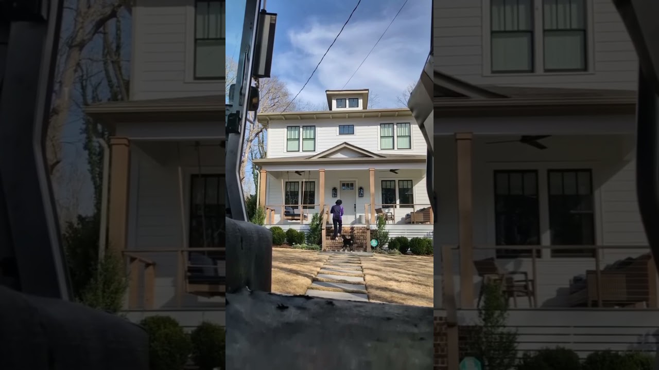 Dog trying to receive the package 🤣 (🎥: @bubblybitez)