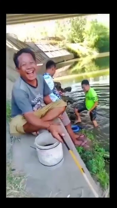 Ngakakk!!! Orang Kecebur Sungai Saat Mancing #shorts