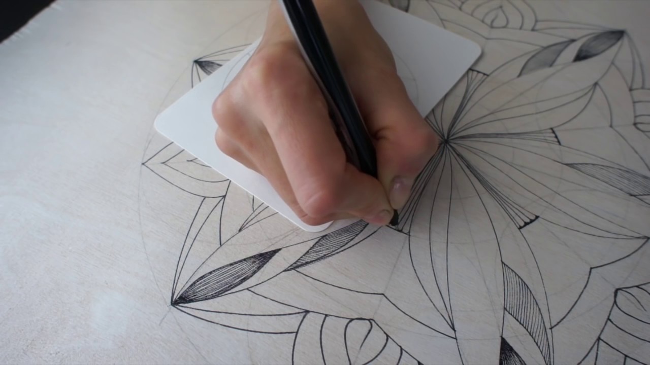 Drawing MaryShel tangle pattern in mandala on plywood