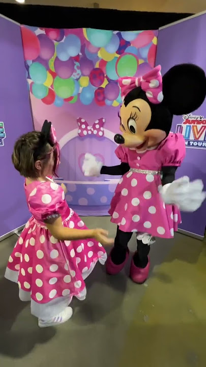When you meet Minnie Mouse and your dresses match! #disney #minniemouse
