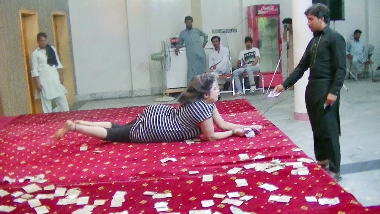 Reshma Khan New Garam Dance In Shadi Hall - YouTube