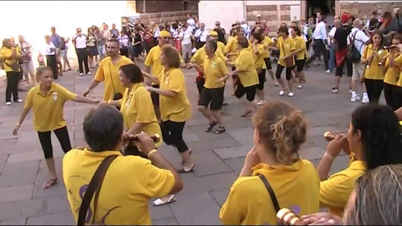 Ballant la polca d'Ours a la plaça Signori de Verona
