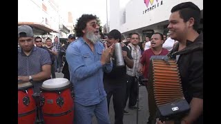 Celso Piña sorprende a músico y se echa “palomazo” en calles de Tamaulipas