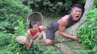 Survival skills: Primitive couple climbs big tree pick wild watermelon to eat watermelon