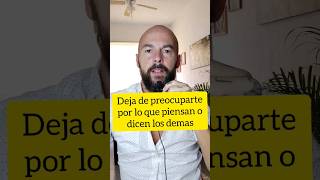 Deja de preocuparte por lo que dicen o piensan los demás.