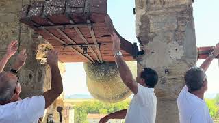 Volteo festivo de campanas en la iglesia de esquiroz (Navarra)