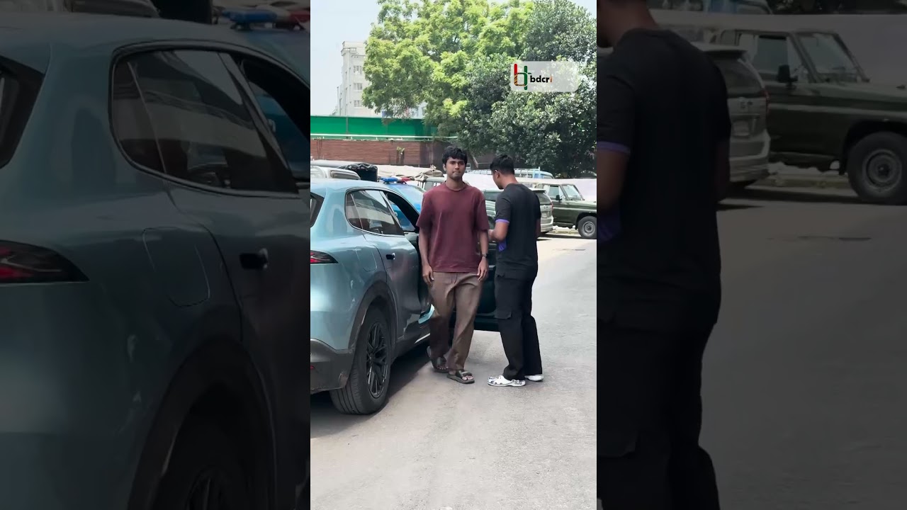 গাড়ির প্রতি প্যাশন অনেকেরই আছে, হাসান মাহমুদ বের হলেন গাড়ি থেকে; সেই গাড়ির ড্রাইভিং সিটে সাইফউদ্দিন