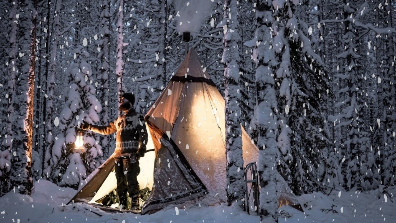 Camping hot. Бушкрафт в зимнем лесу в палатке. Чум в лесу с печкой. Зимний одиночный поход с печкой. Печка в палатке зимний лес.