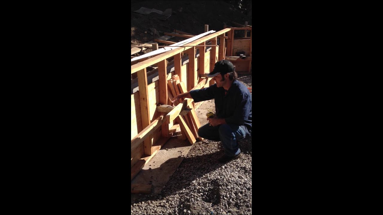 Forming a concrete retaining wall - YouTube