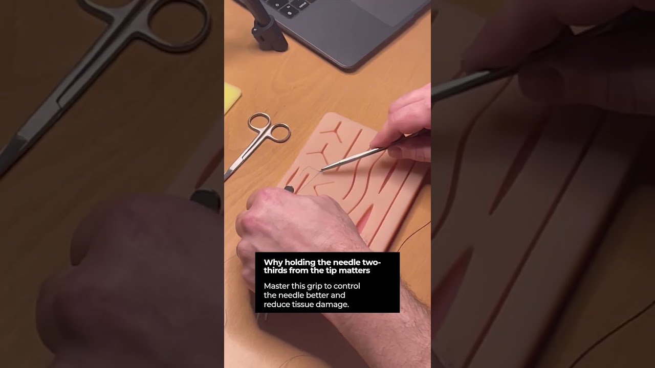 Освоение техники наложения швов с правильным обращением с иглой.