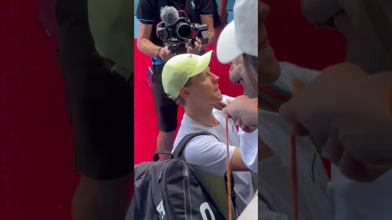 Jannik Sinner firma autografi dopo la vittoria al R1 degli Australian Open 2025 contro Jarry 🦊🇦🇺