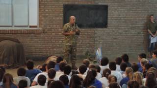 Hector Caparros explicando la importancia y respeto de nuestra bandera nacional.