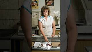 DDR Verkäuferin zeigt das „reichhaltige Angebot“ 😅 Morgendlicher Konsum Klassiker #ai