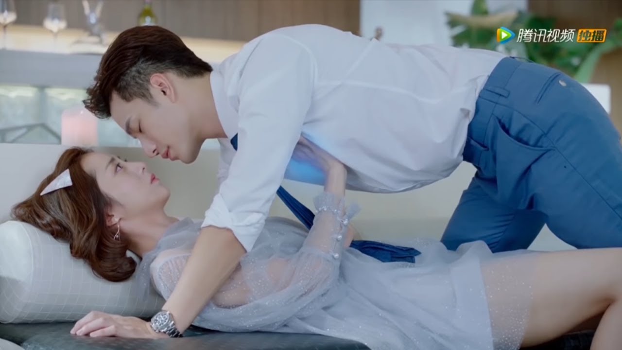 灰姑娘主动送上门，霸总醉酒直接将灰姑娘扑倒在沙发上强吻！| 外星女生柴小七2🍨 撒糖LIVESweetLIVE🍨