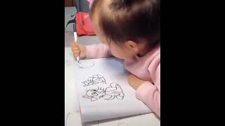 Mükemmel derecede resim çizen minik kız