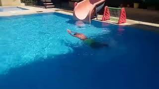 تعليم السباحة في ألانيا : استمرار تدريب د. بكر على مهارة ضربات الأرجل لتحسينها