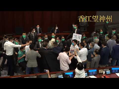 立法會內會5.18泛民建制再激戰 民主派議員巨型黑布抗議陳茂波黑箱作業