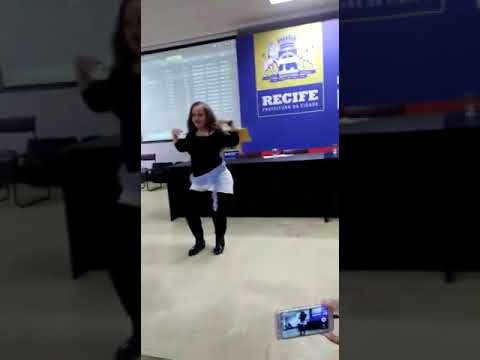 Menina dançando ANITA