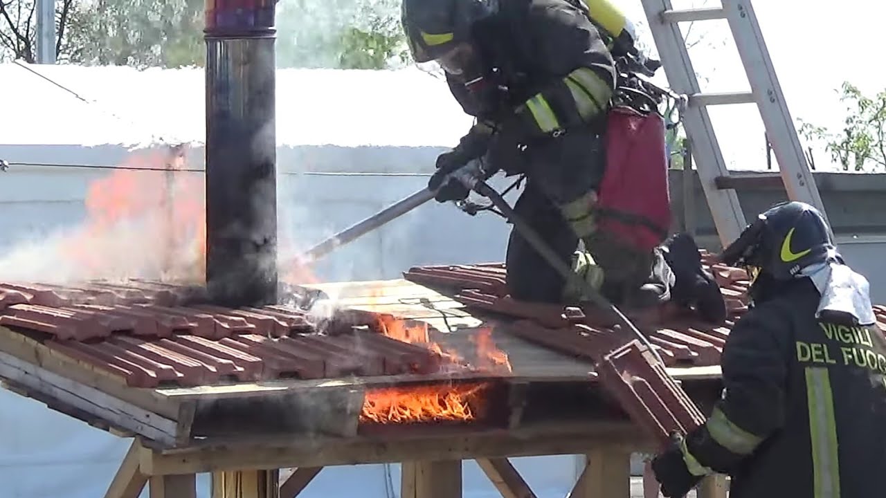Simulazione Incendio Tetto Vigili del Fuoco Treviglio - Italian Firefighter Roof Fire simulation