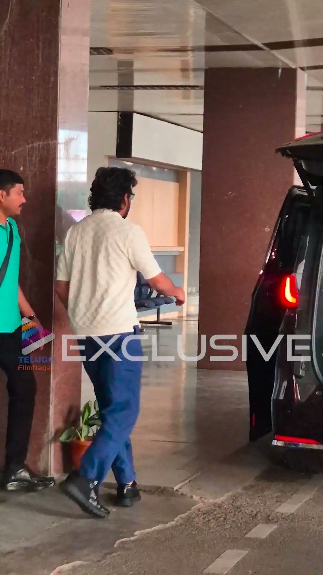 హైదరాబాద్ ఎయిర్ పోర్ట్ లో పోలీసులతో ఫోటోలు దిగిన కింగ్ నాగ్  ? | #Nagarjuna | #Kubera | #Shorts