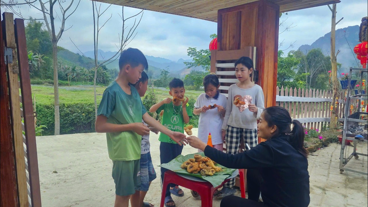 NHAT & KONG opened a  fried donut shop for villagers at the beginning of the year. Simple happy