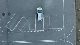 Automobilio Statymas Statmenai Atbulomis Aikštelėje. Jago Vairavimo Mokykla